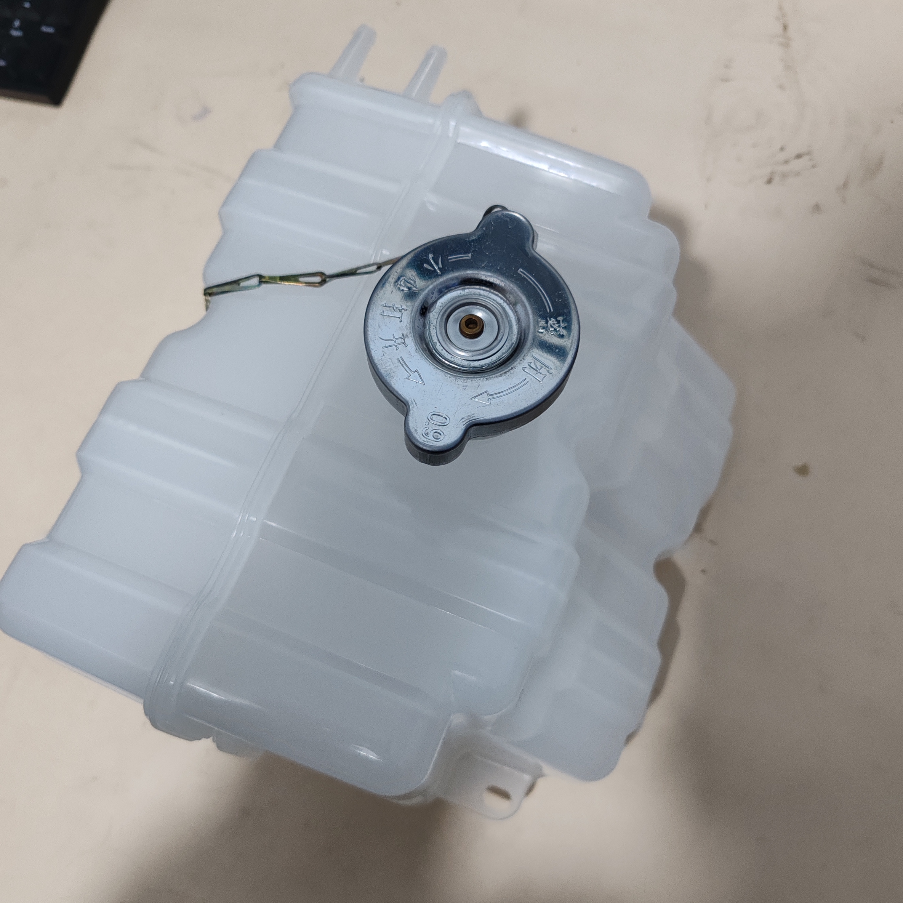 解放J6L原厂膨胀水箱防冻液水壶冷却液副水箱