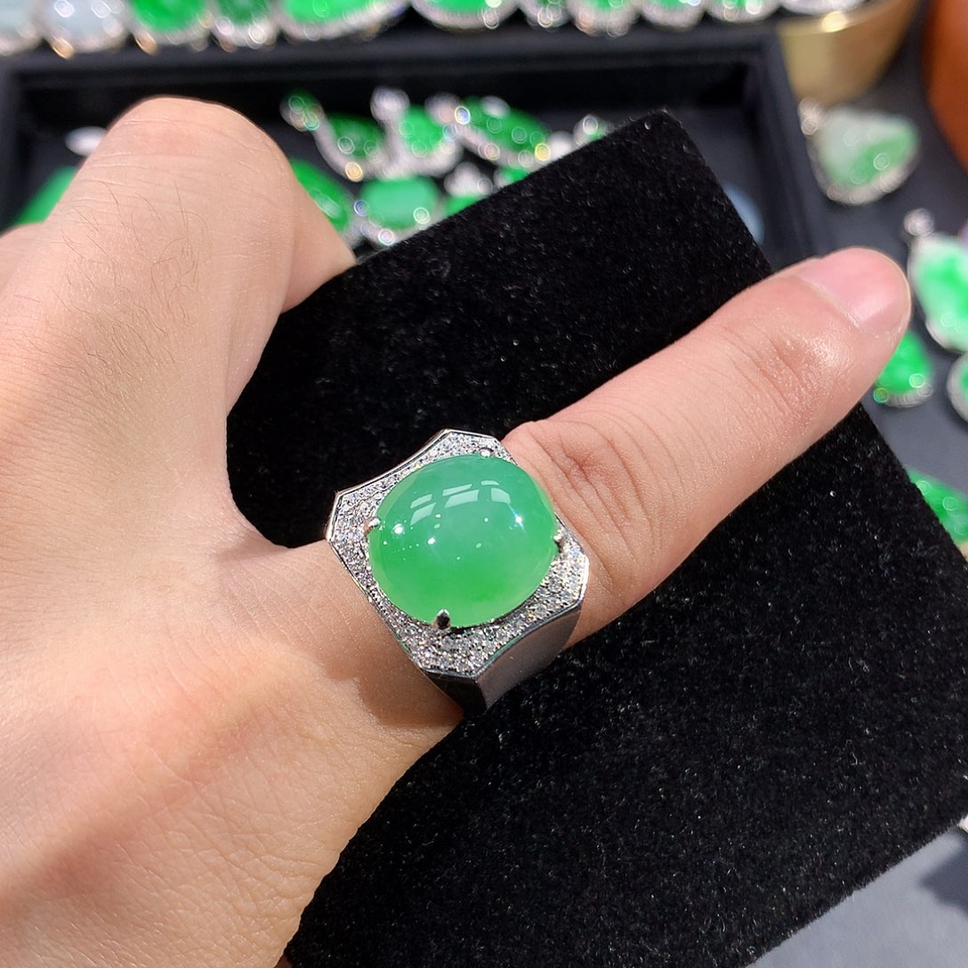 翡翠18K金镶嵌戒指