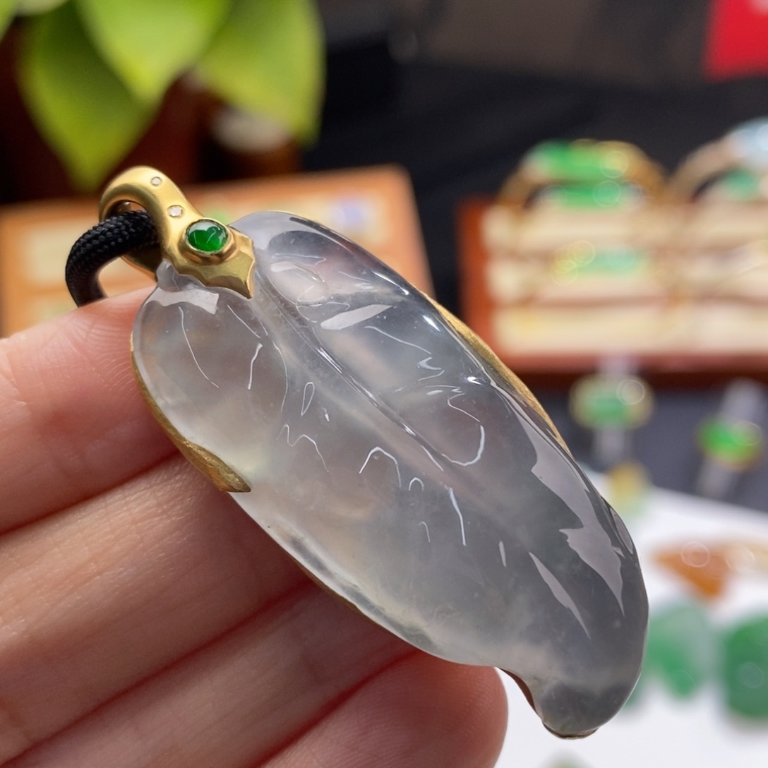 翡翠18K金镶嵌颈饰吊坠