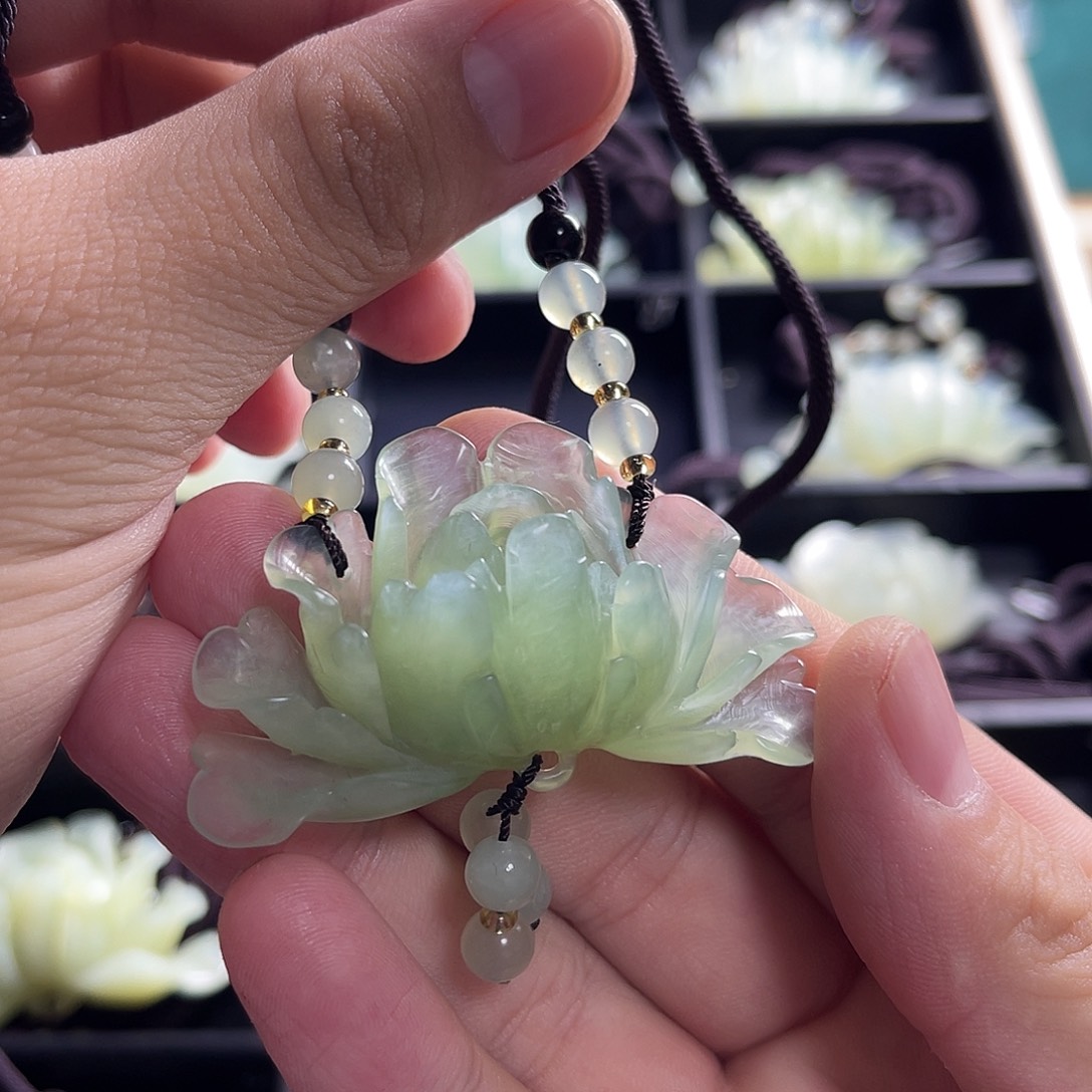 漫***天蛇纹石玉未镶嵌颈饰