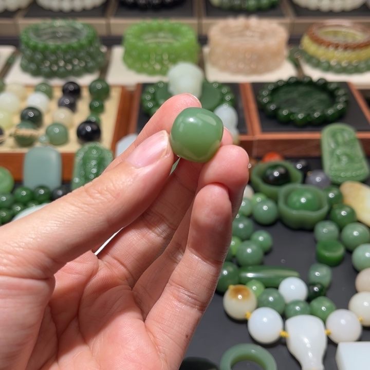 舒***言和田玉未镶嵌珠宝半成品卡16绿底粉青方珠