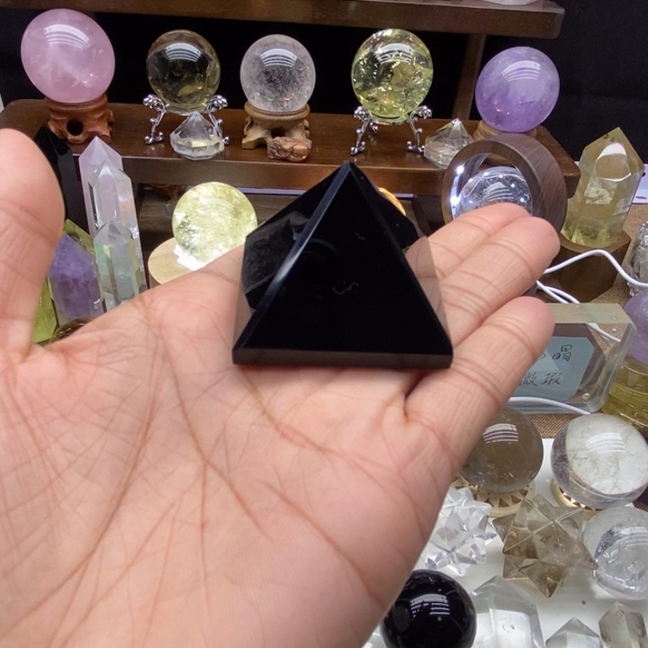 水晶摆件未镶嵌天然黑曜石金字塔