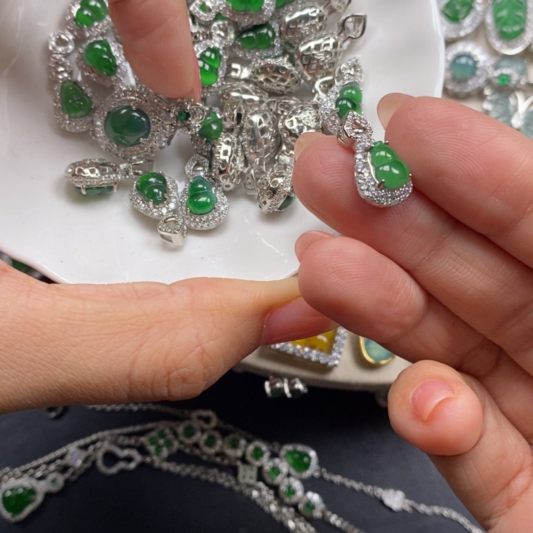 翡翠颈饰未镶嵌翡翠