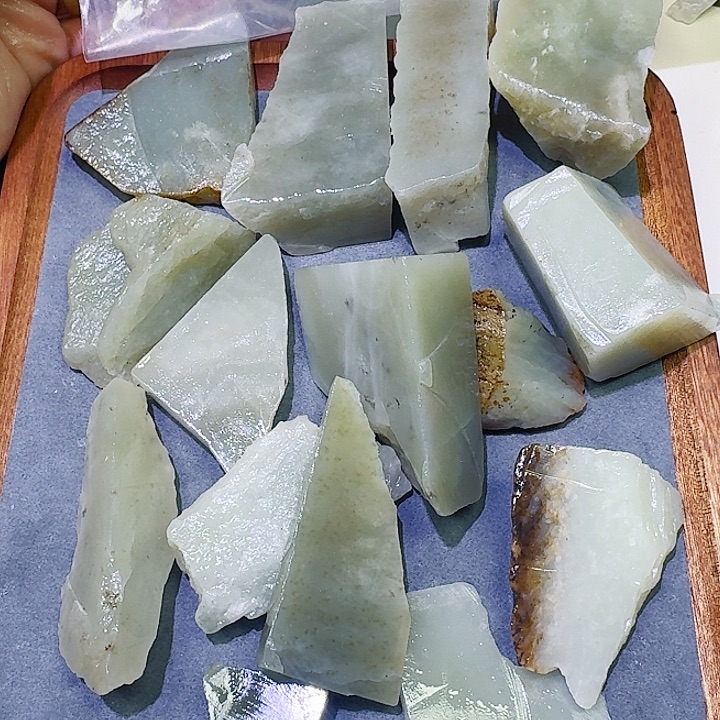 和田玉未镶嵌车挂