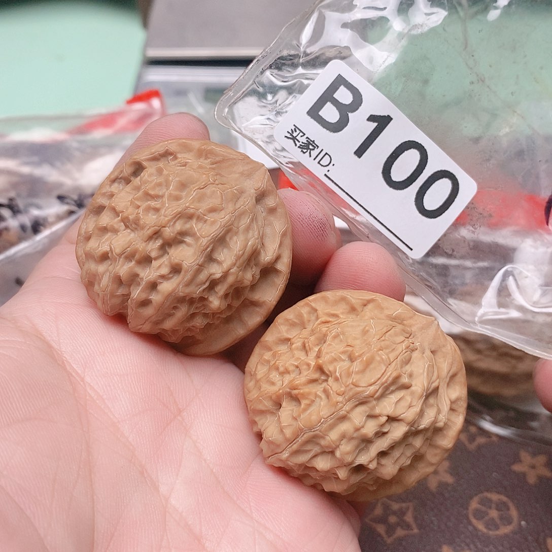 把件文玩核桃金麒麟39尺。     
