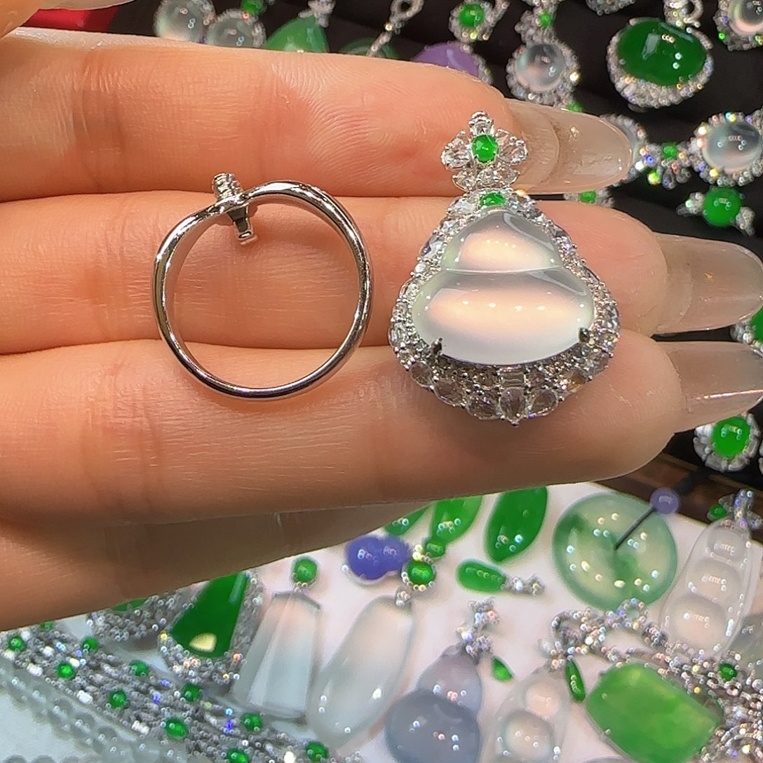 翡翠18K金镶嵌戒指