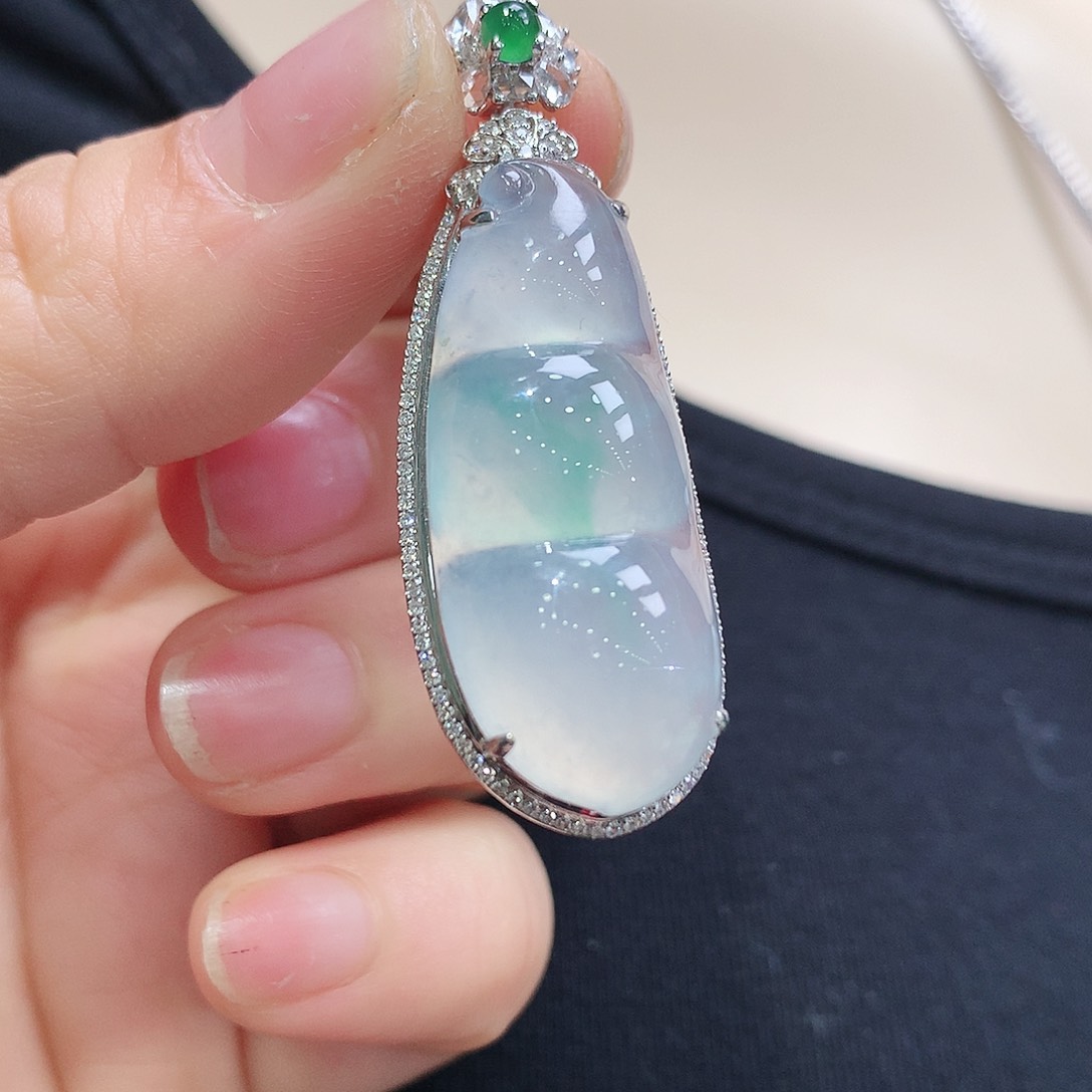 翡翠颈饰18K金镶嵌福豆