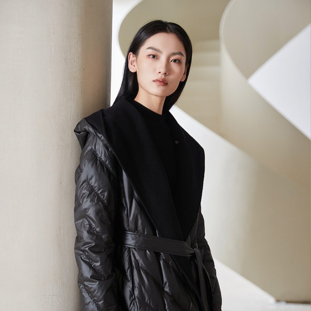 【曼德诗】M427302506冬风衣式过膝长款外套时尚黑色带帽气质