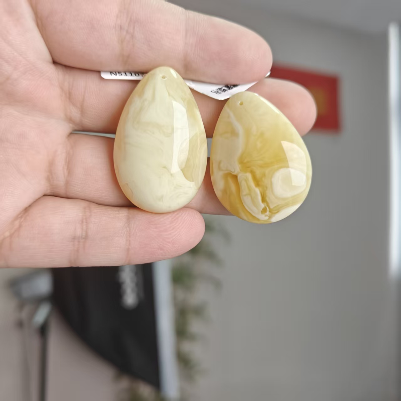 俄料白花满蜜蜡水滴吊坠多样性发一