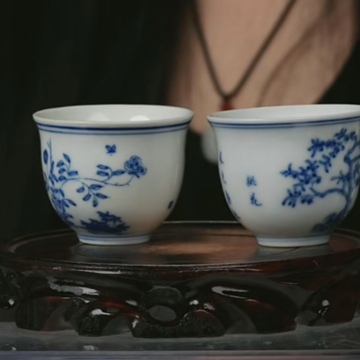 Y青花花卉诗题纹对杯