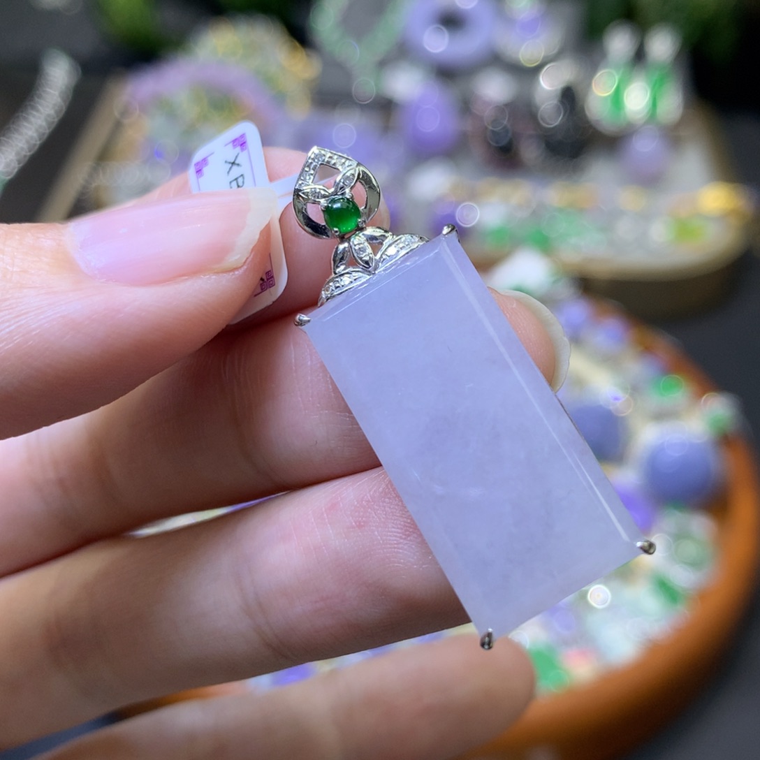 颈饰18K金镶嵌翡翠