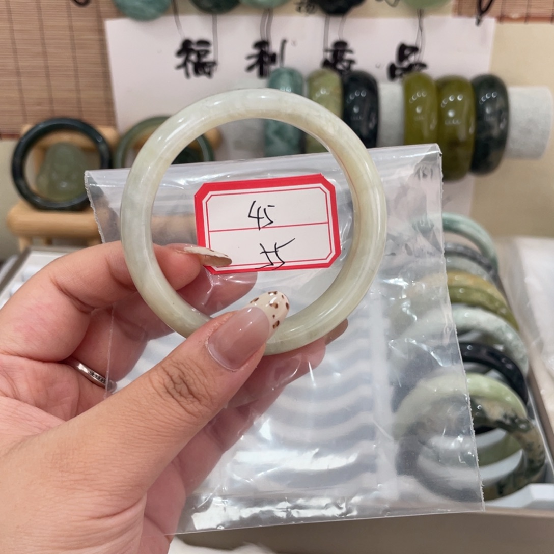 蛇纹石玉手镯未镶嵌