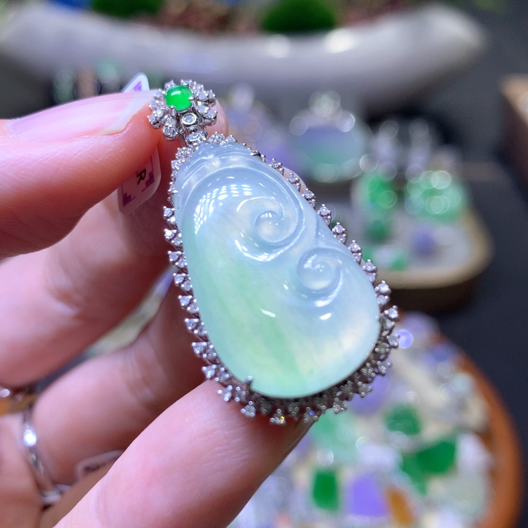 【闪购商品】翡翠颈饰18K金镶嵌翡翠吊坠项链