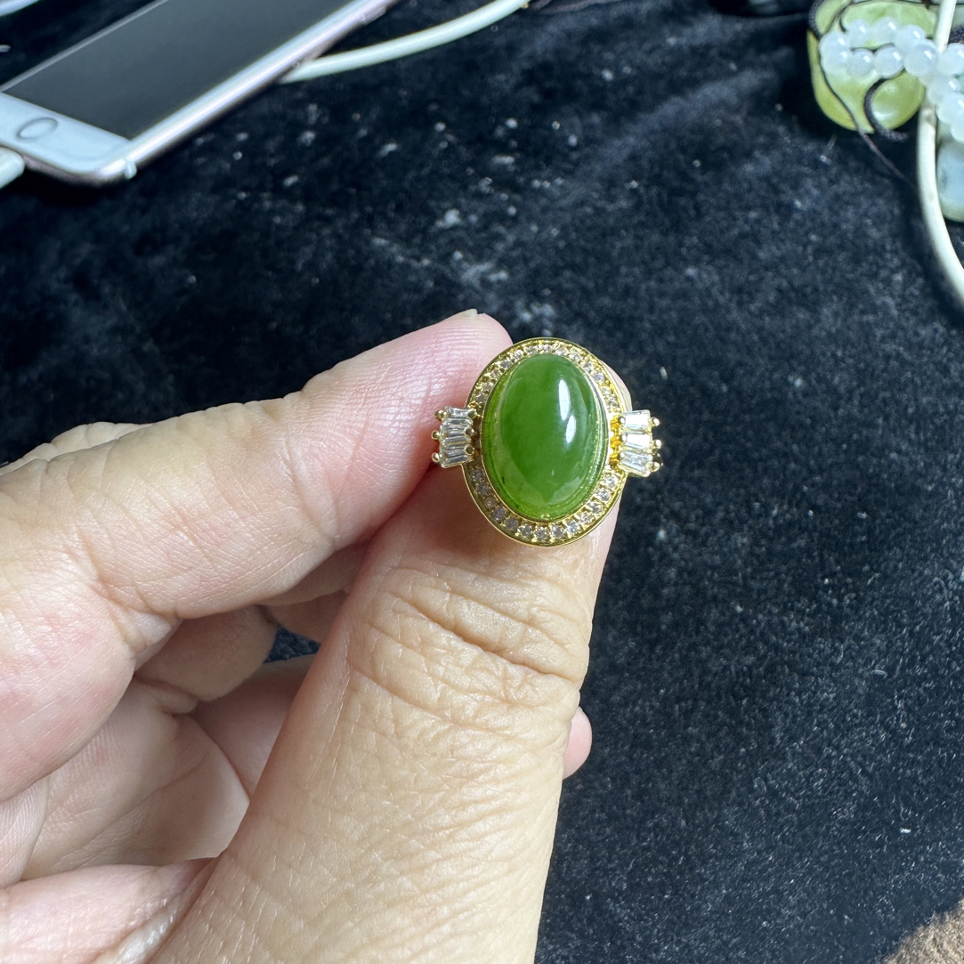 和田玉碧玉苹果绿开口戒指，大小可以调节，色美料油