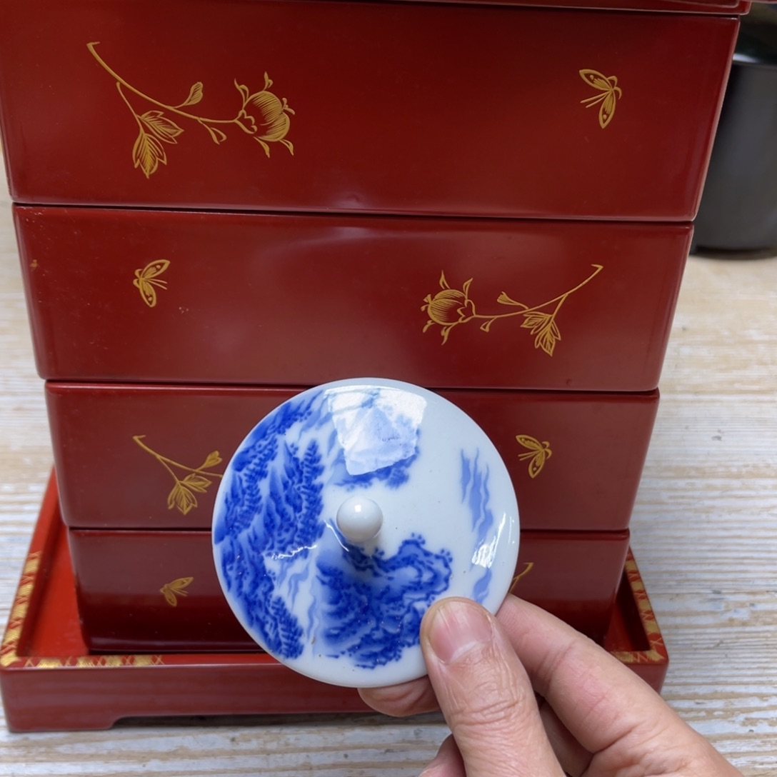 瓷片天**语密密麻麻地排列着一个