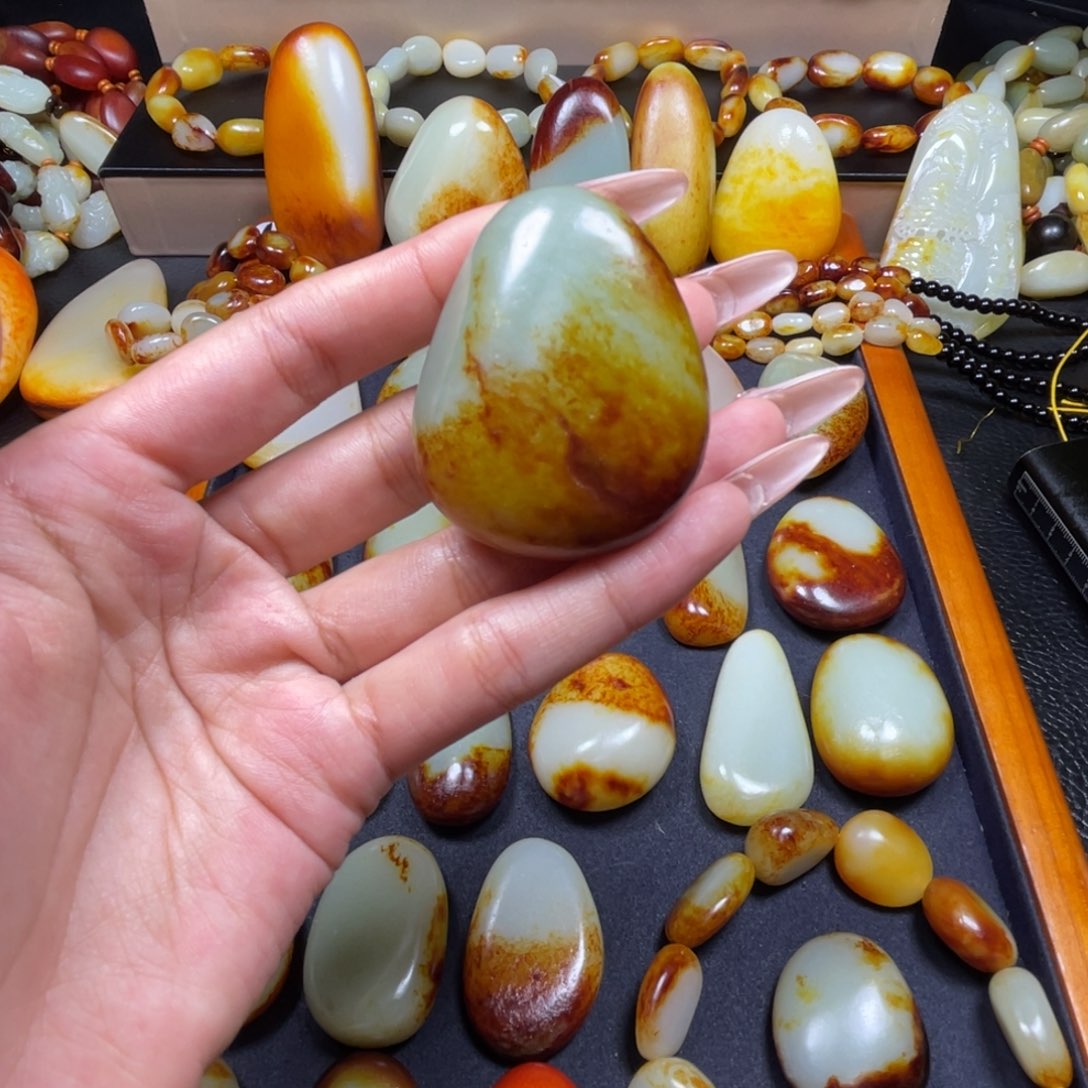 颈饰未镶嵌和田玉山**间