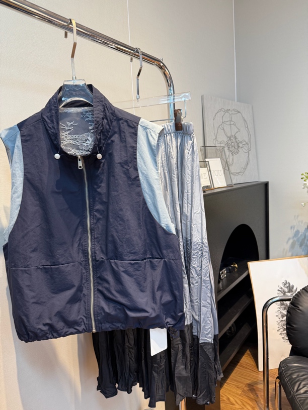 蕾丝无袖工装马甲+不规则撞色百褶半身裙65525