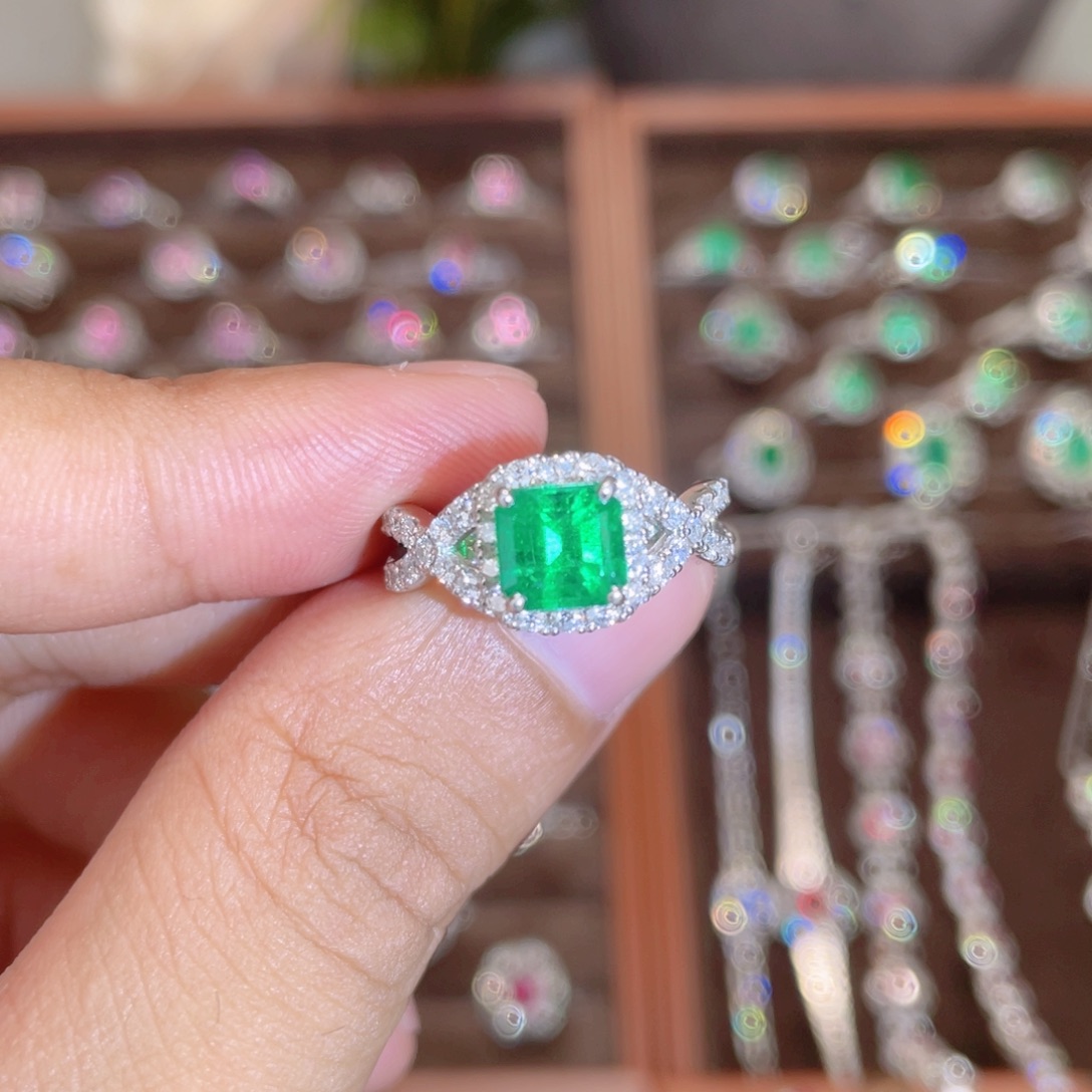 祖母绿戒指铂Pt900镶嵌1.24ct 哥伦比亚 沃顿