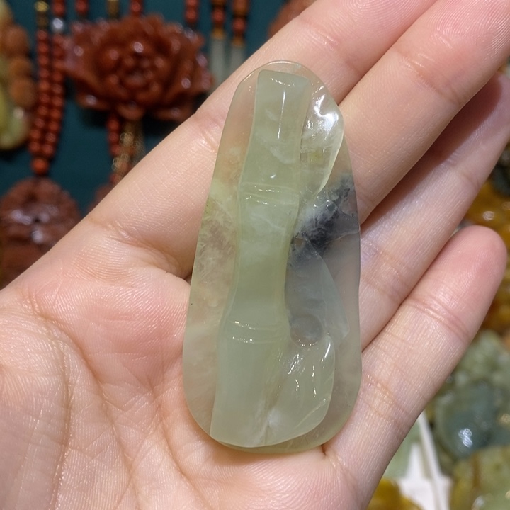 蛇纹石玉未镶嵌颈饰