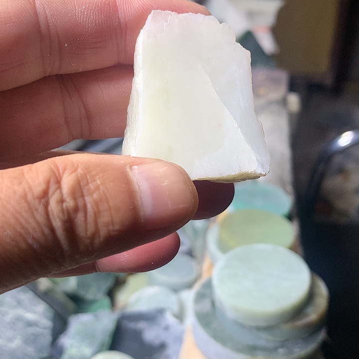 颈饰未镶嵌和田玉（糖玉）