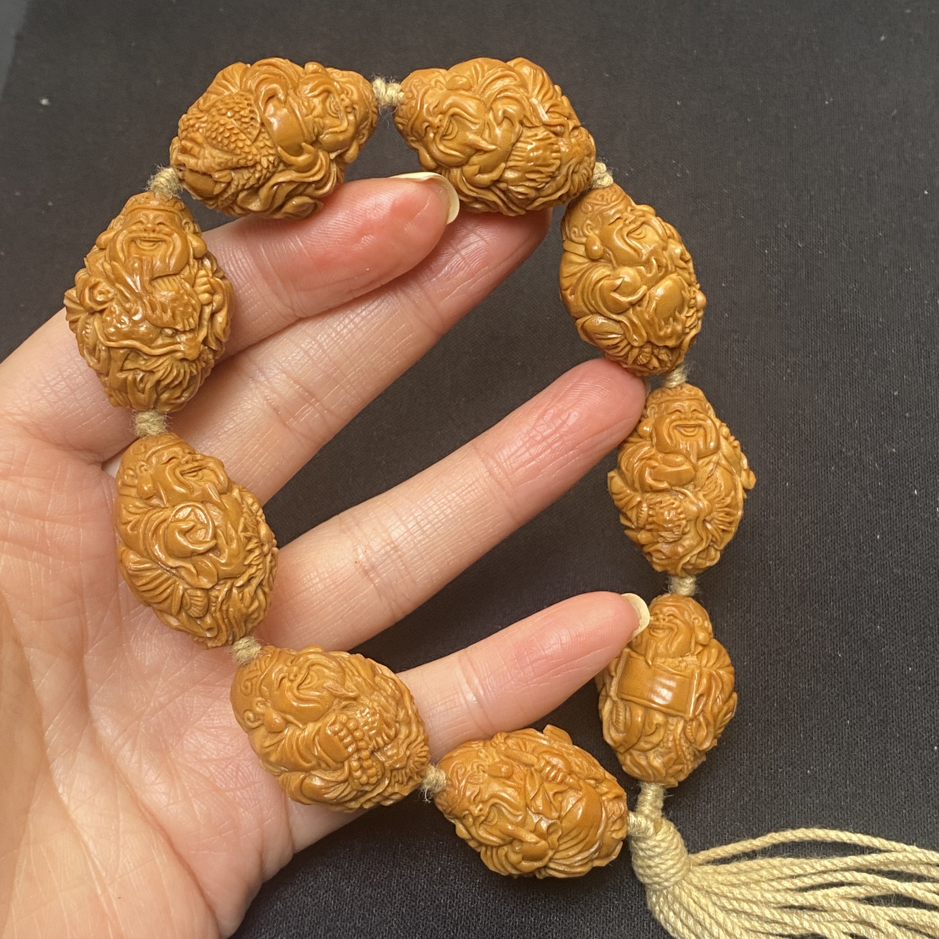 橄榄核雕刻大籽九龙财神2.2cm