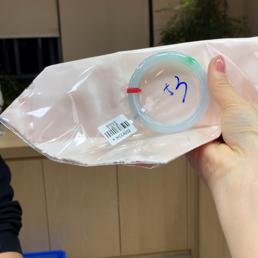 翡翠手镯未镶嵌不退不换