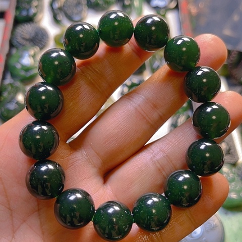 蛇纹石玉颈饰未镶嵌