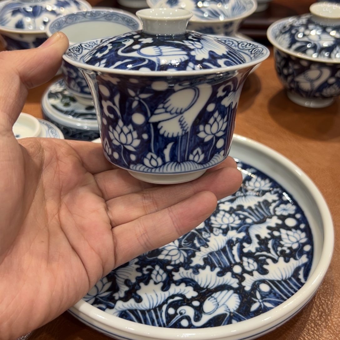 手绘青花一路连科盖碗