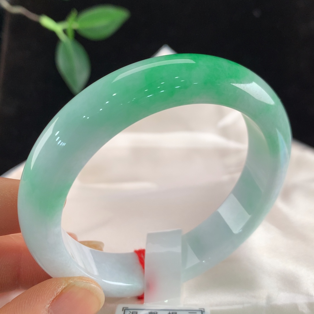 翡翠手镯未镶嵌季**月总价16000。-0134