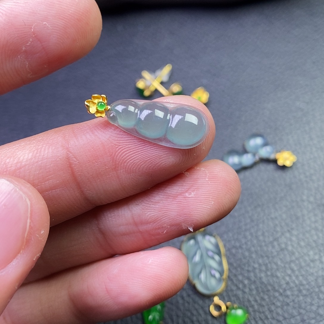 颈饰18K金镶嵌翡翠