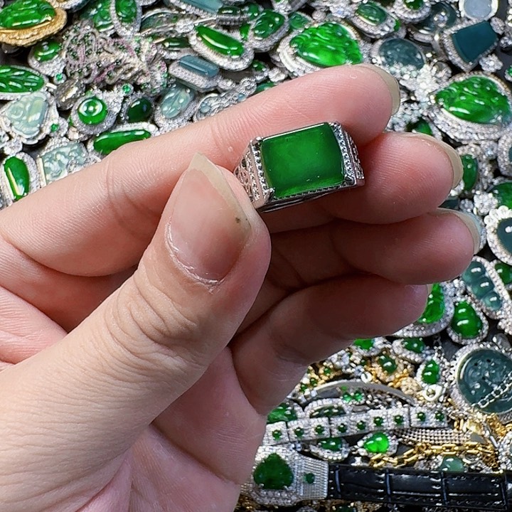 翡翠颈饰未镶嵌天然A货翡翠放漏