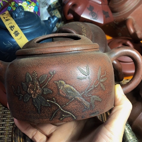 紫砂茶壶原矿泥料手工制作的一把紫砂壶。