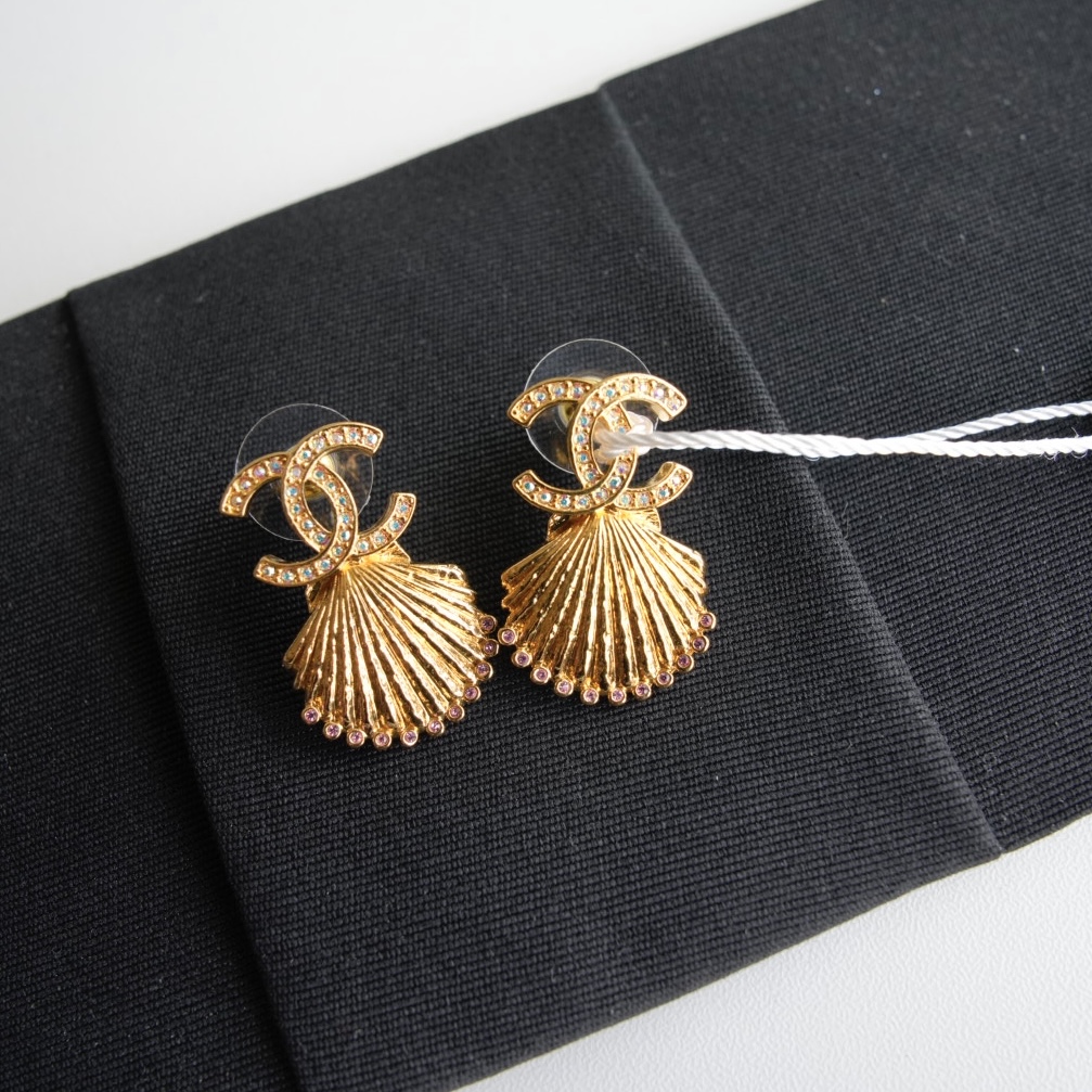 Chanel 粉钻金色贝壳耳钉