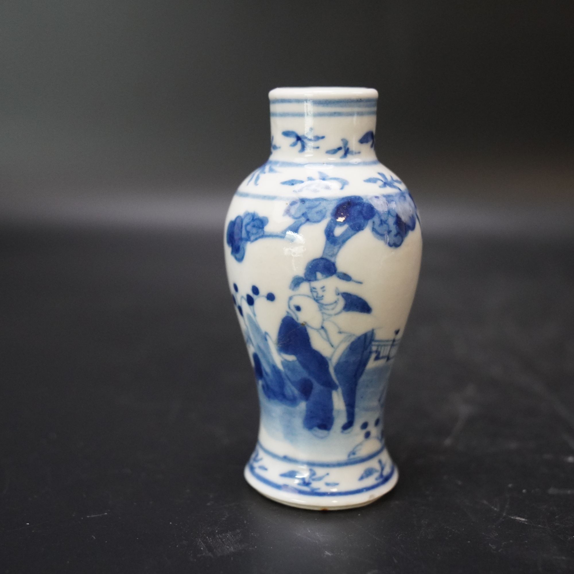 25120151清光绪青花人物故事收腹瓶 高11.8cm