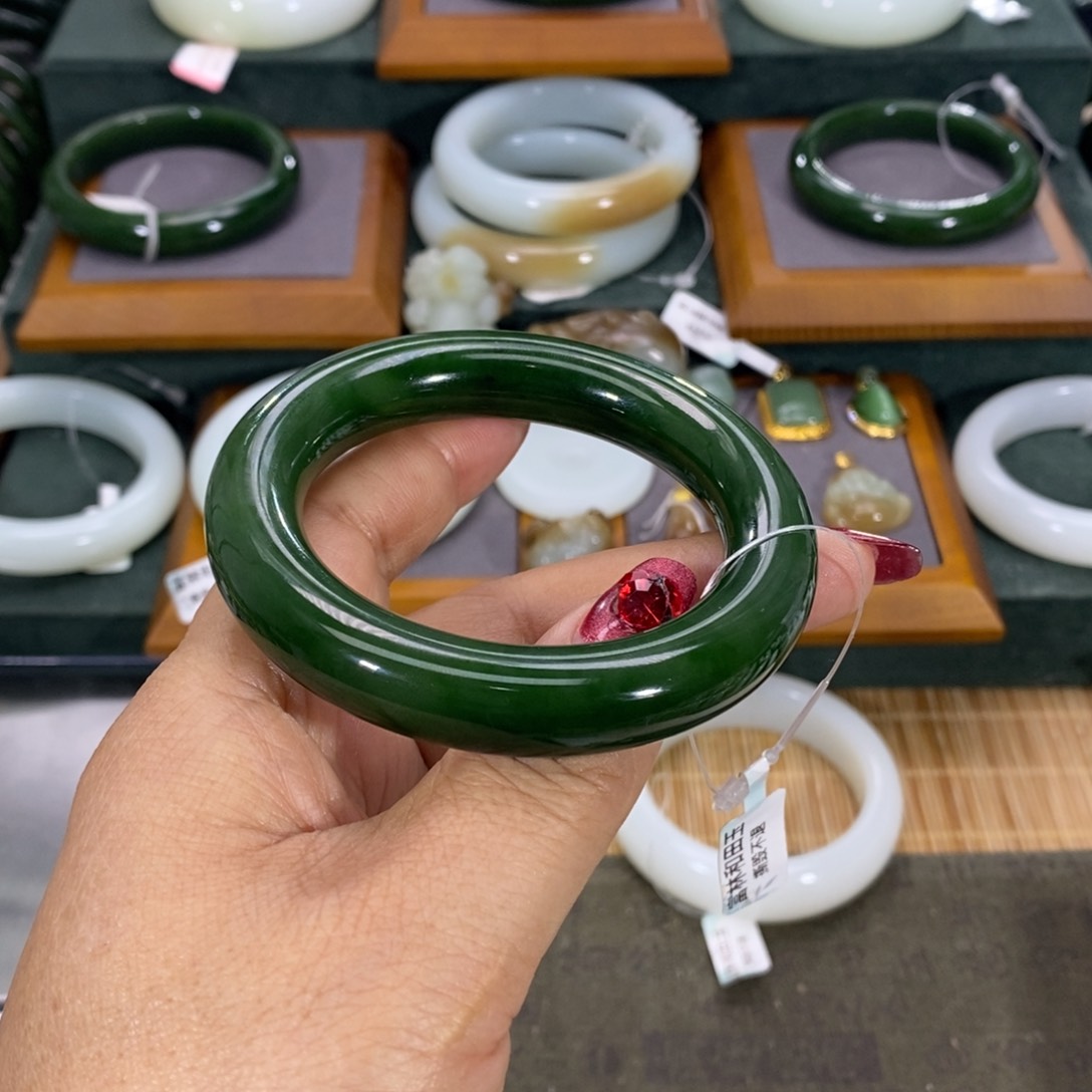 和田玉手镯未镶嵌