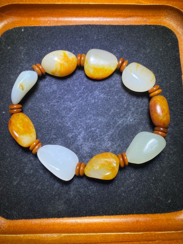 新疆和田玉原石手串，油性特别的好，肉质也是很细，克重43.4