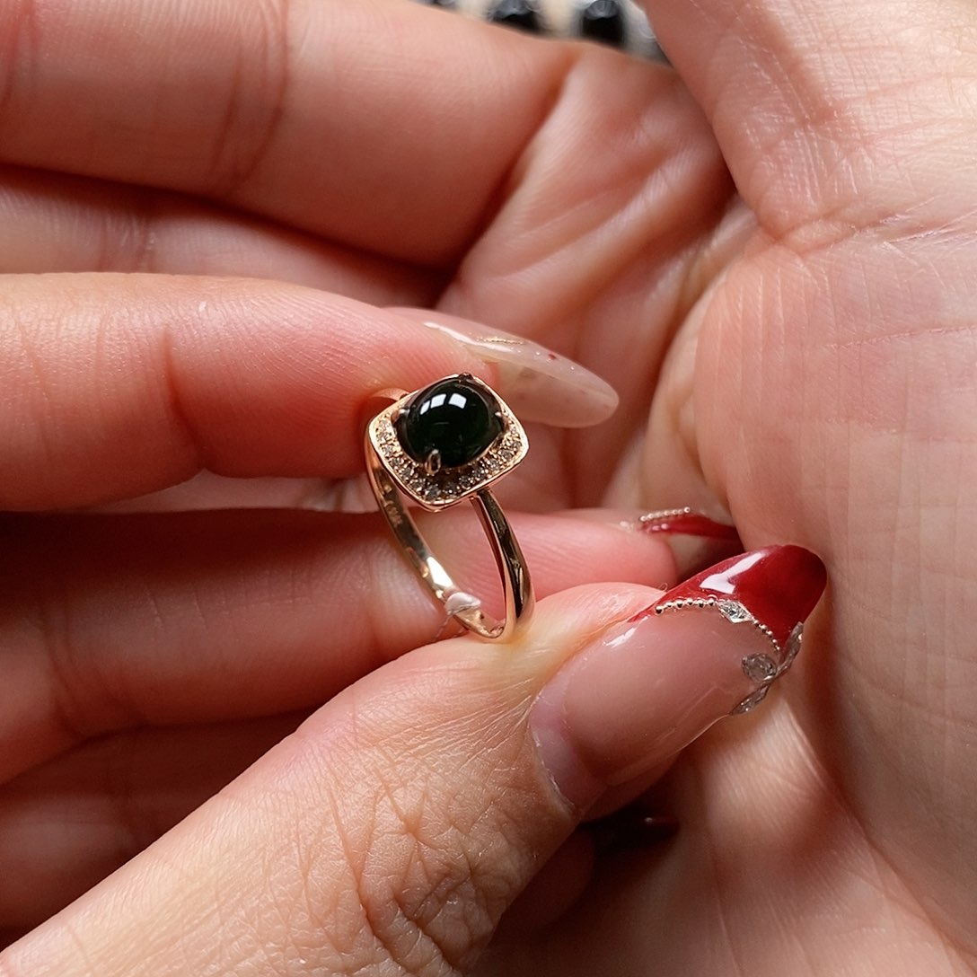 翡翠戒指18K金镶嵌墨翠