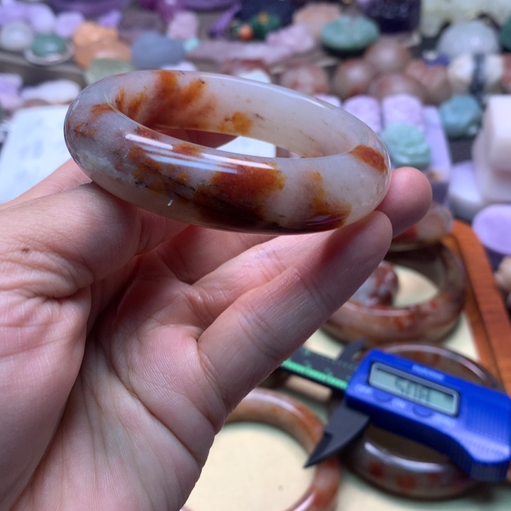 石英岩玉未镶嵌白底红踏51