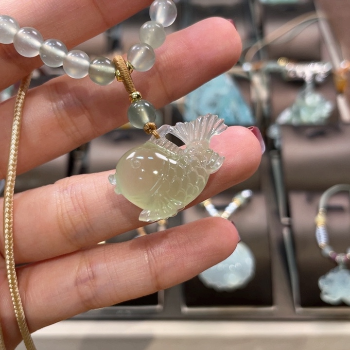 蛇纹石玉颈饰未镶嵌