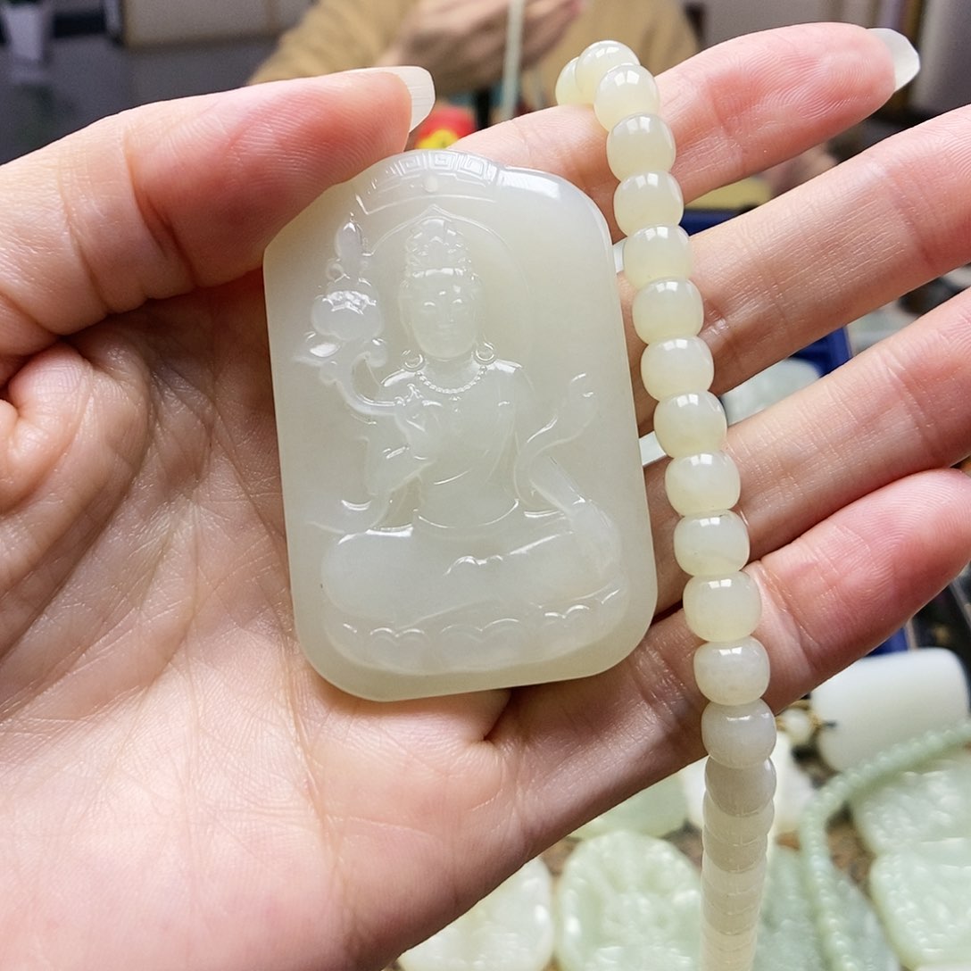 和田玉颈饰足铂镶嵌莉*安