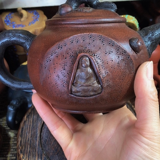 茶壶紫砂原矿泥料手工制作的一把紫砂壶。