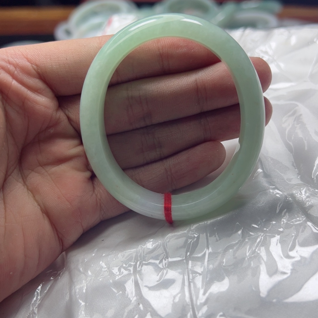 翡翠手镯未镶嵌53.8水润淡绿贵妃