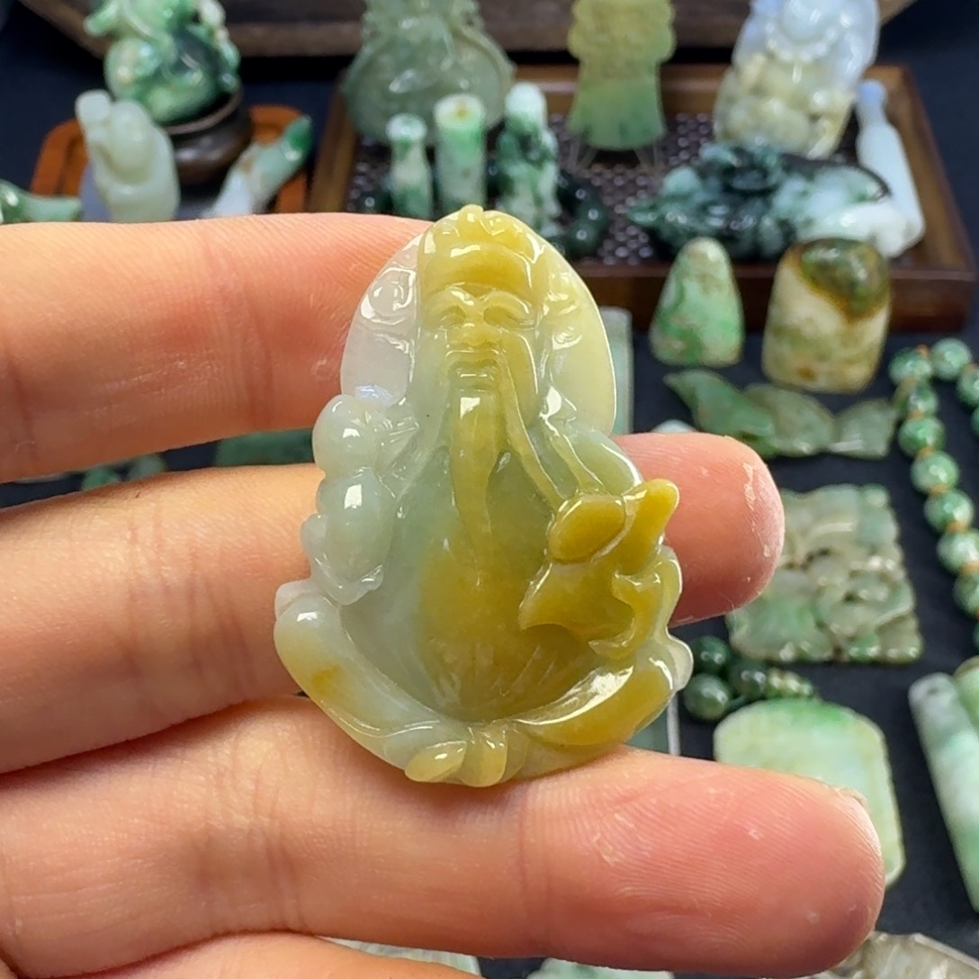 翡翠颈饰未镶嵌翡翠颈饰未镶嵌..