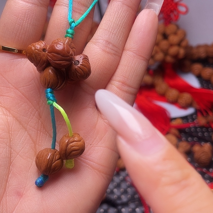 用***丽木质类龙纹桃枭挂件