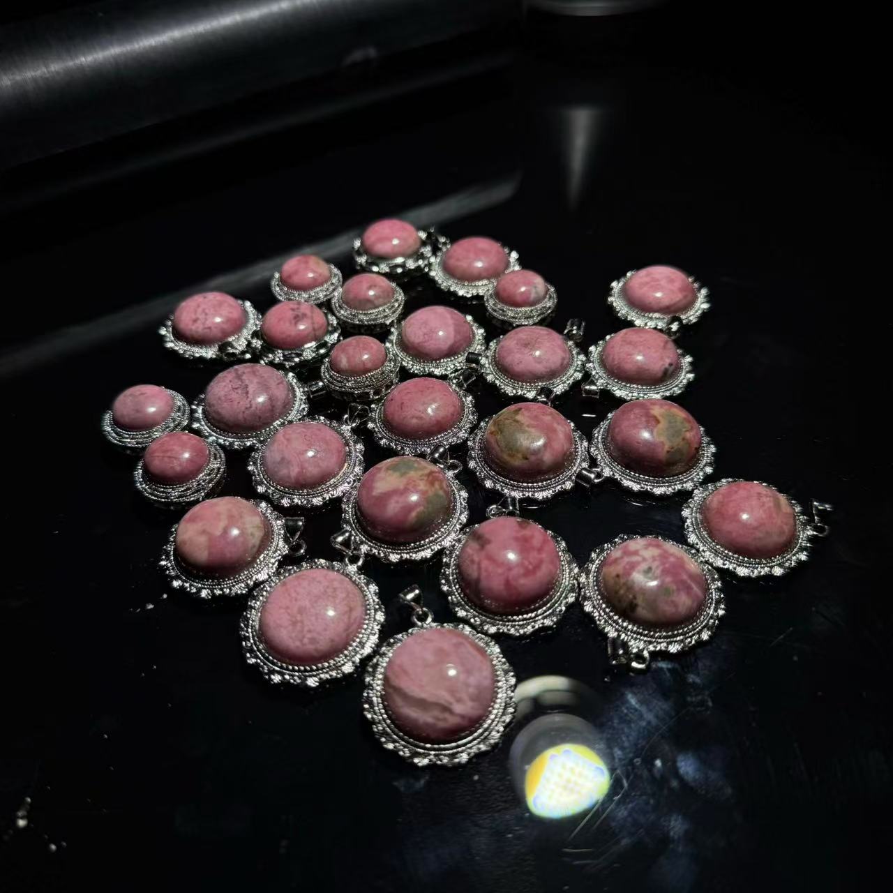 【皇后甄选】 粉舒吊坠 多样性发其一