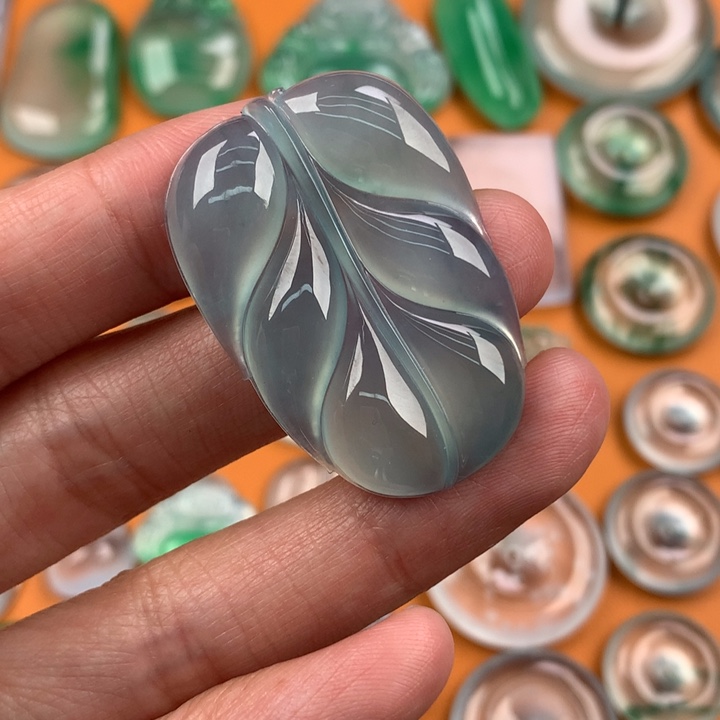 翡翠挂件未镶嵌…