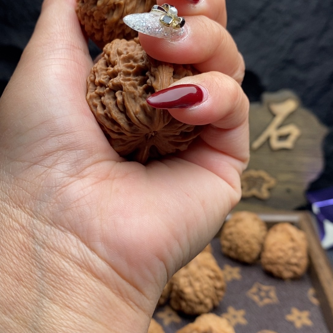 吊坠桃核我****。，将石