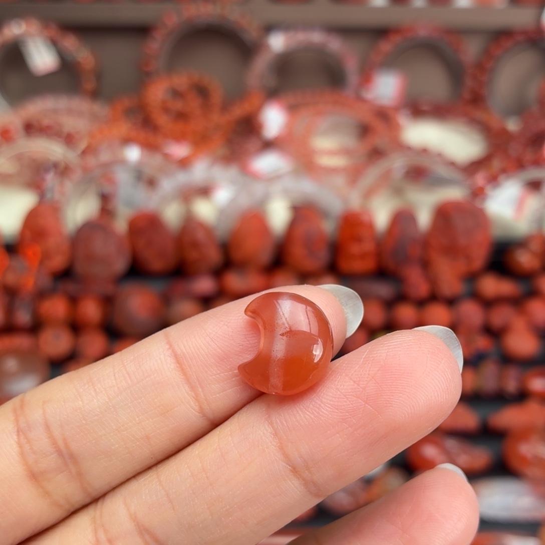 南红玛瑙未镶嵌颈饰月亮