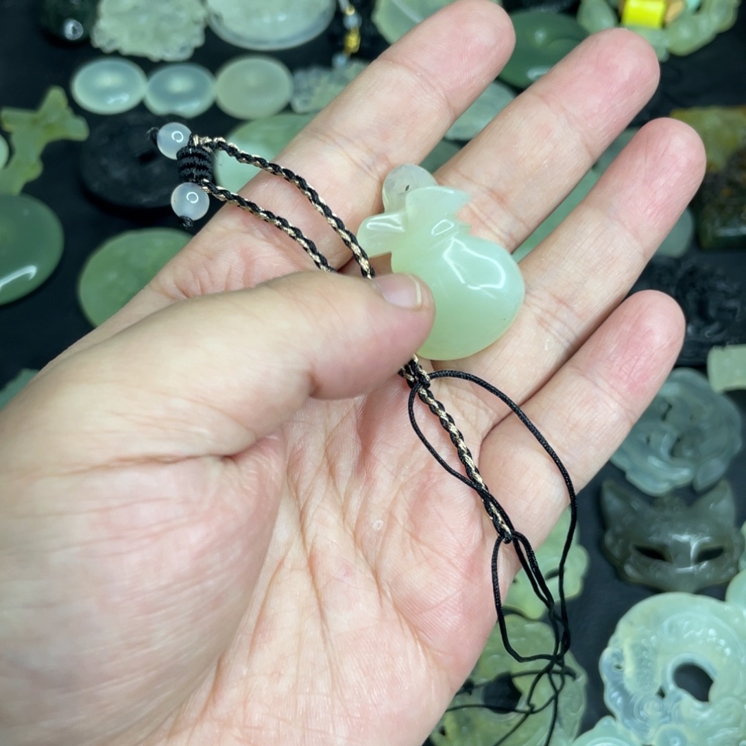 猫***红岫玉未镶嵌颈饰福袋