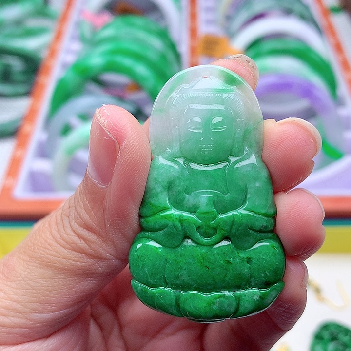 翡翠颈饰未镶嵌翡翠